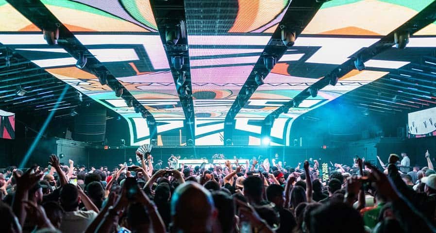 digital signage to engage audiences